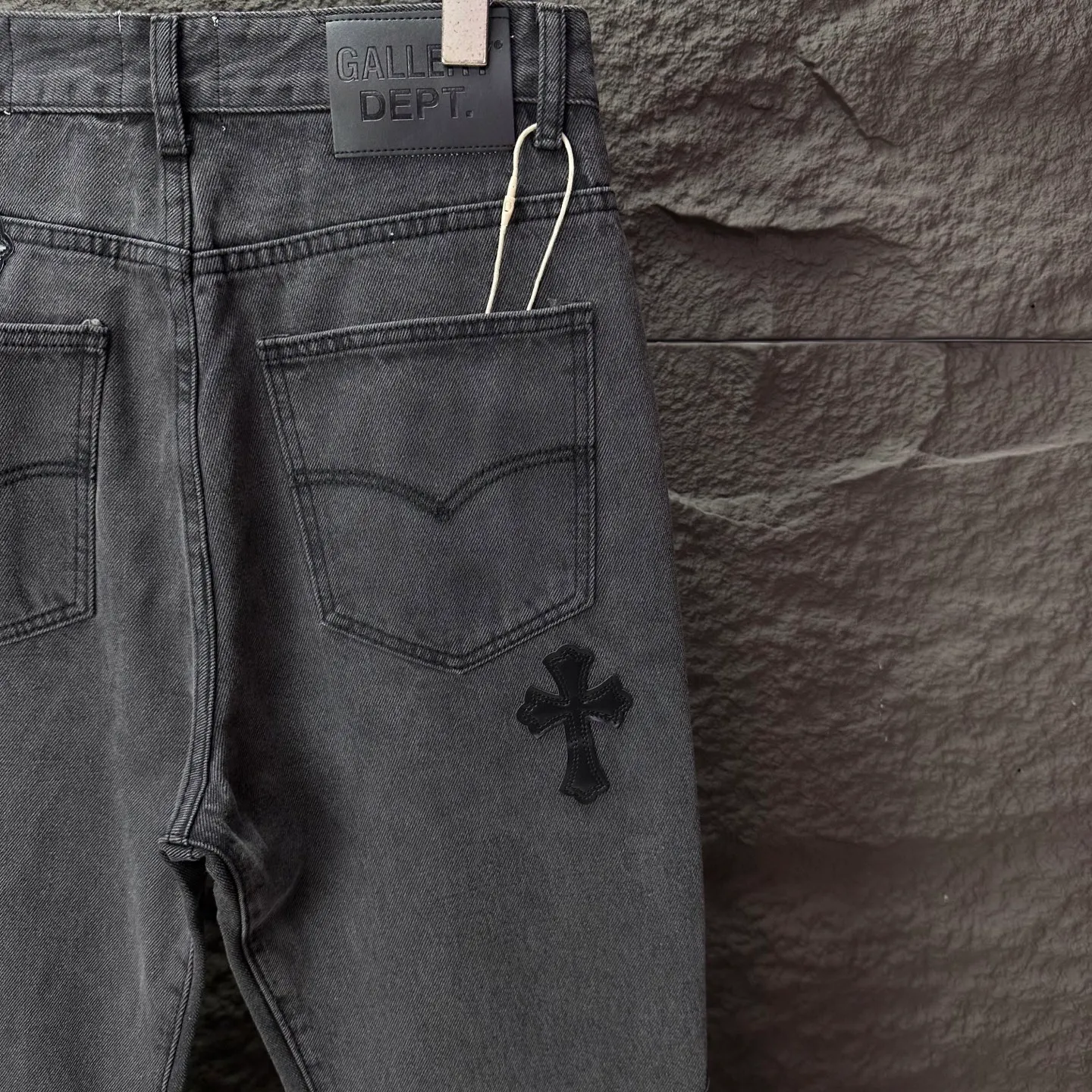 P270 GALLERY DEPT. Co-branded 2025 new black cross-leather stitching couple's style loose washed flared jeans 🔥High version🔥High version🔥 Top ceiling quality Styles with different washed textures are very friendly to people with thin legs and thick legs. The slightly flared version is very flattering to the leg shape. Moderate length that never goes out of style, easy and casual to match, basic styling for various styles, a must-have in the wardrobe! The fabric is stiff but also makes the upper body soft without losing texture. The washing process is even more perfect. It is a must-have item for everyone! ! ! Washed wheat, tag, pants label, three complete labels Color: washed black, washed blue Size: 28, 30, 32, 34 (four sizes)